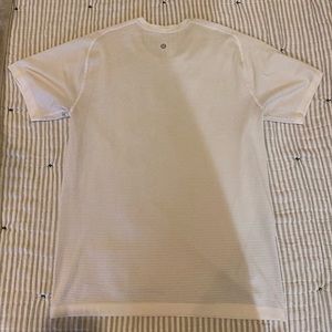 Men’s Lululemon short sleeve shirt size M